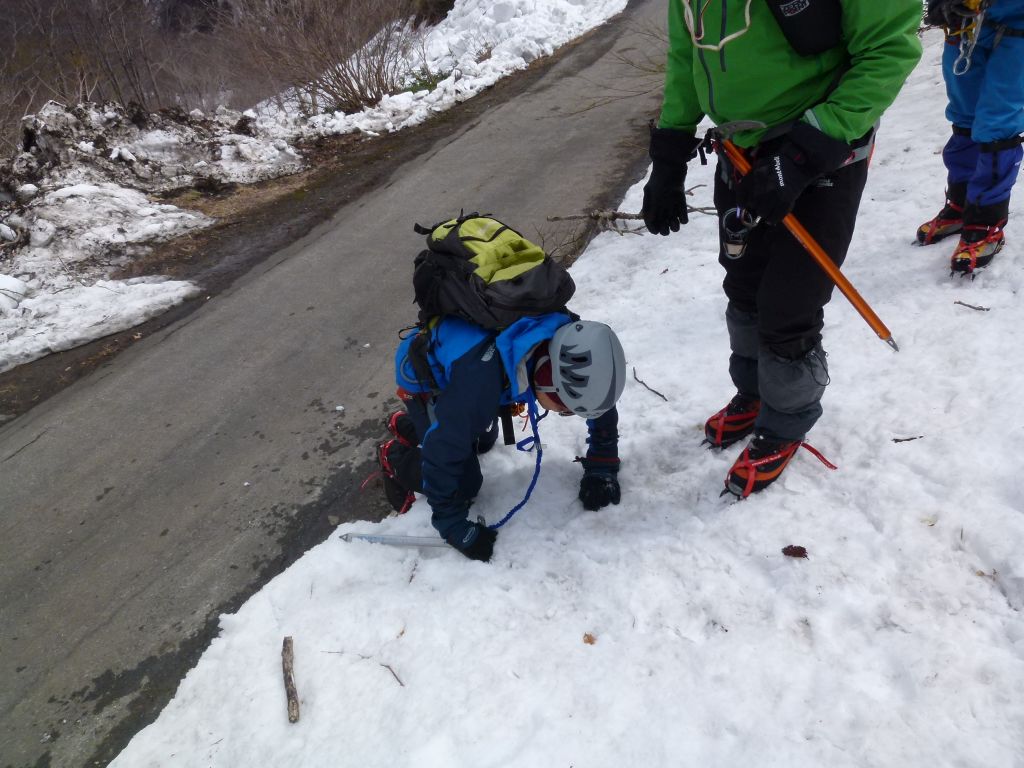 １ｍ５０ｃｍの雪の壁を乗り越えます