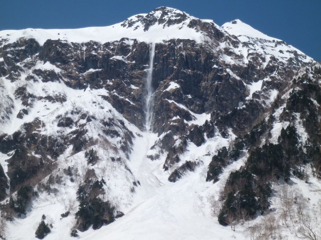 北穂から雪崩が発生してます