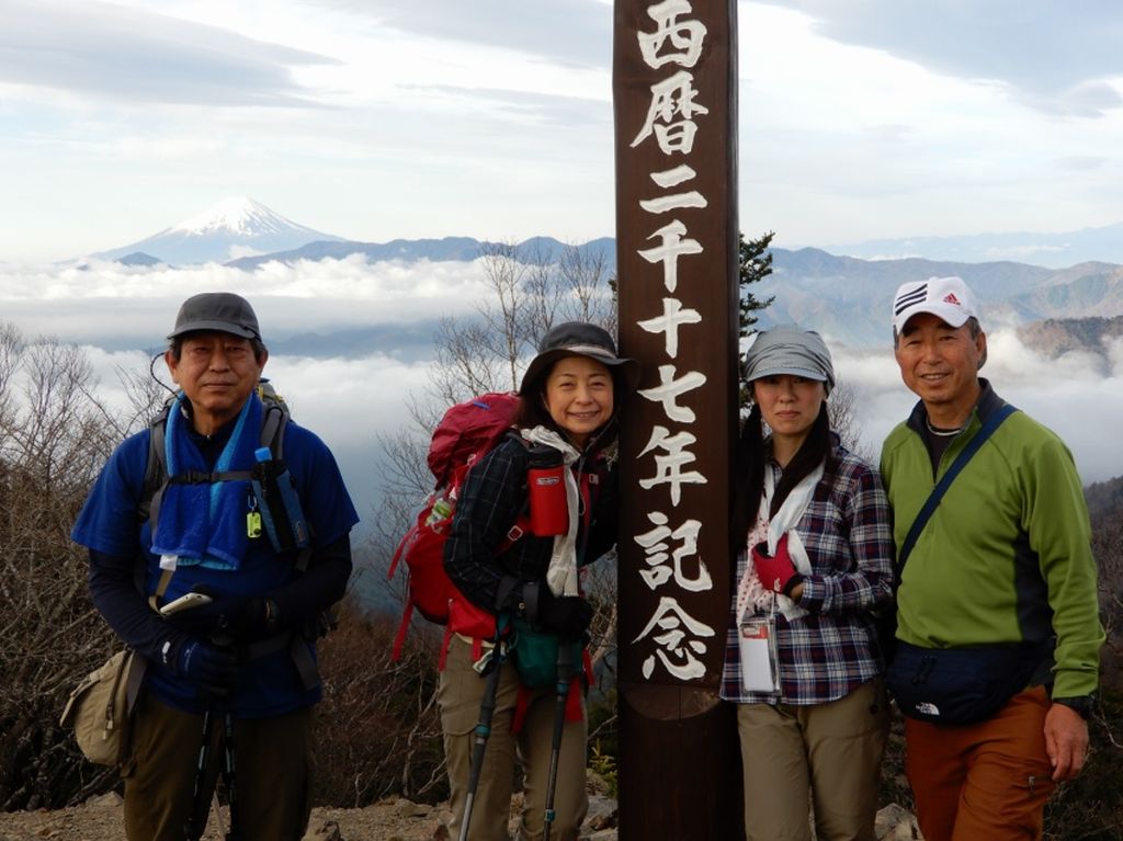 雲取山頂、２０１７年記念塔がありました