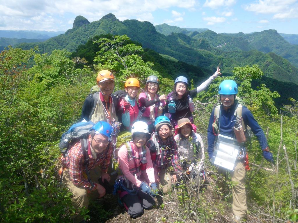 落沢岳山頂にて、鹿岳をバックに