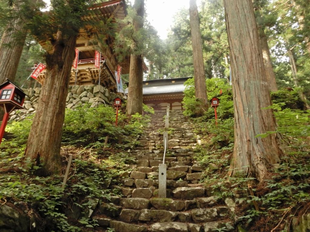 氷室神社の能舞台と石段