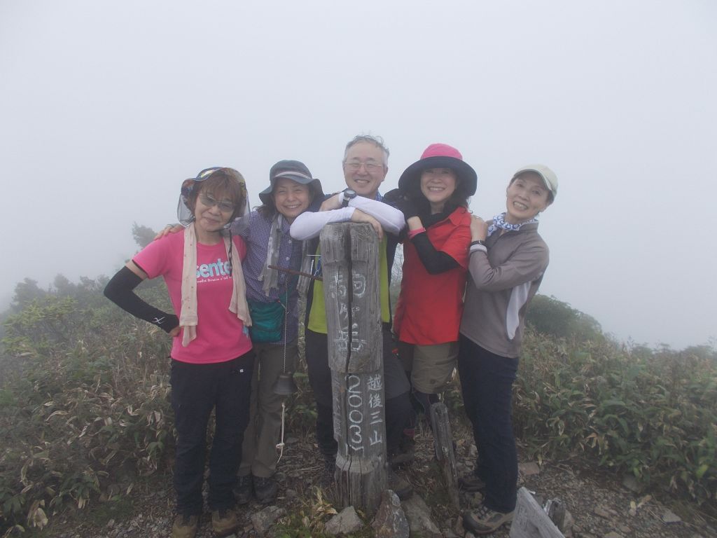 霧の駒ケ岳山頂です