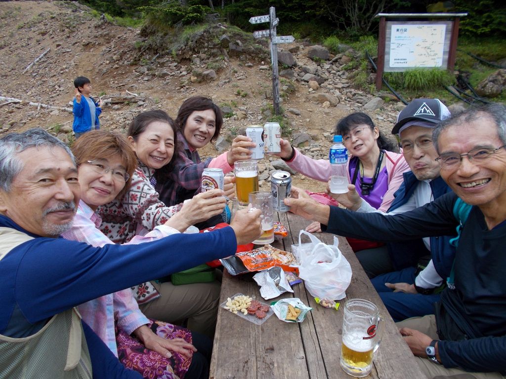 行者小屋で、テントの設営が終わり乾杯