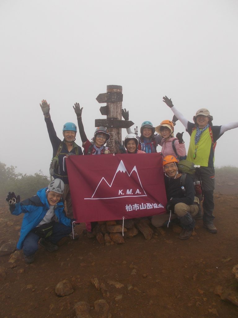 阿弥陀岳山頂にて、雲行きがおかしくなってきました