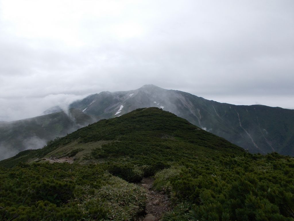 あそこが黒部五郎岳、まだまだ遠い