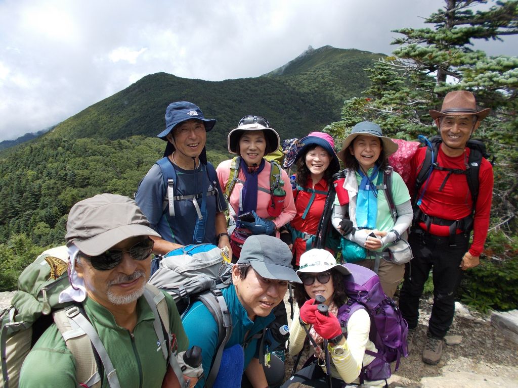 金峰山をバックに