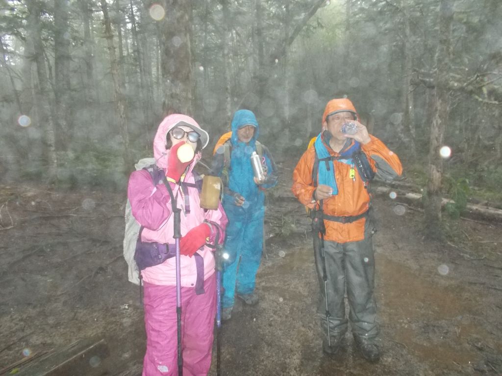 土砂降りの雨の中で小休止