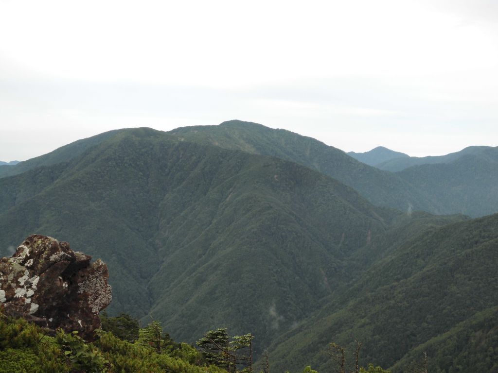 光岳への稜線。仁田岳から