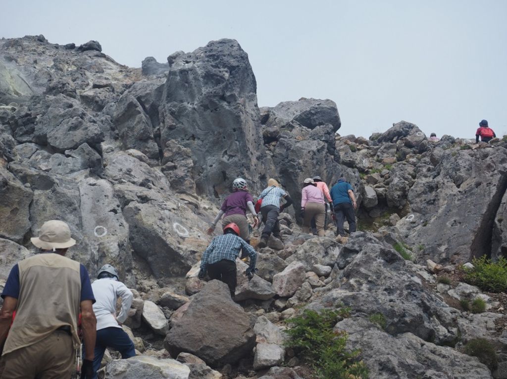 焼岳山頂を目指します