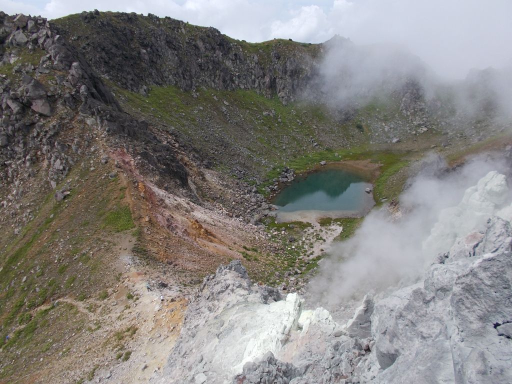 焼岳山頂より、カルデラ湖と噴煙