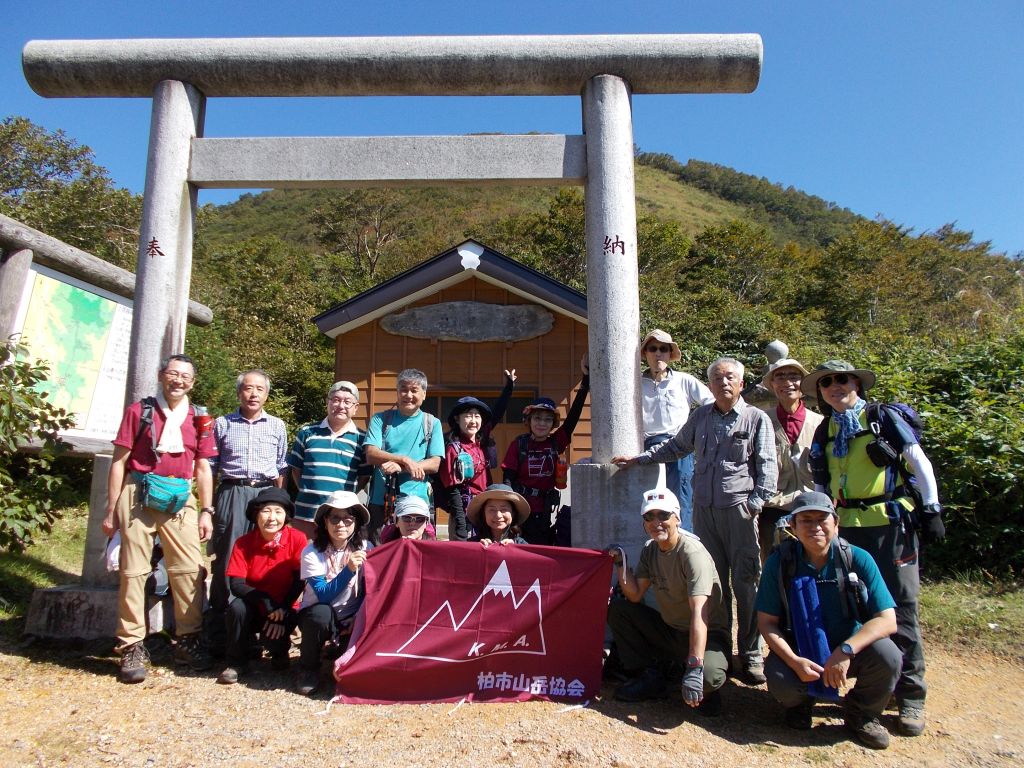 三国峠神社前で