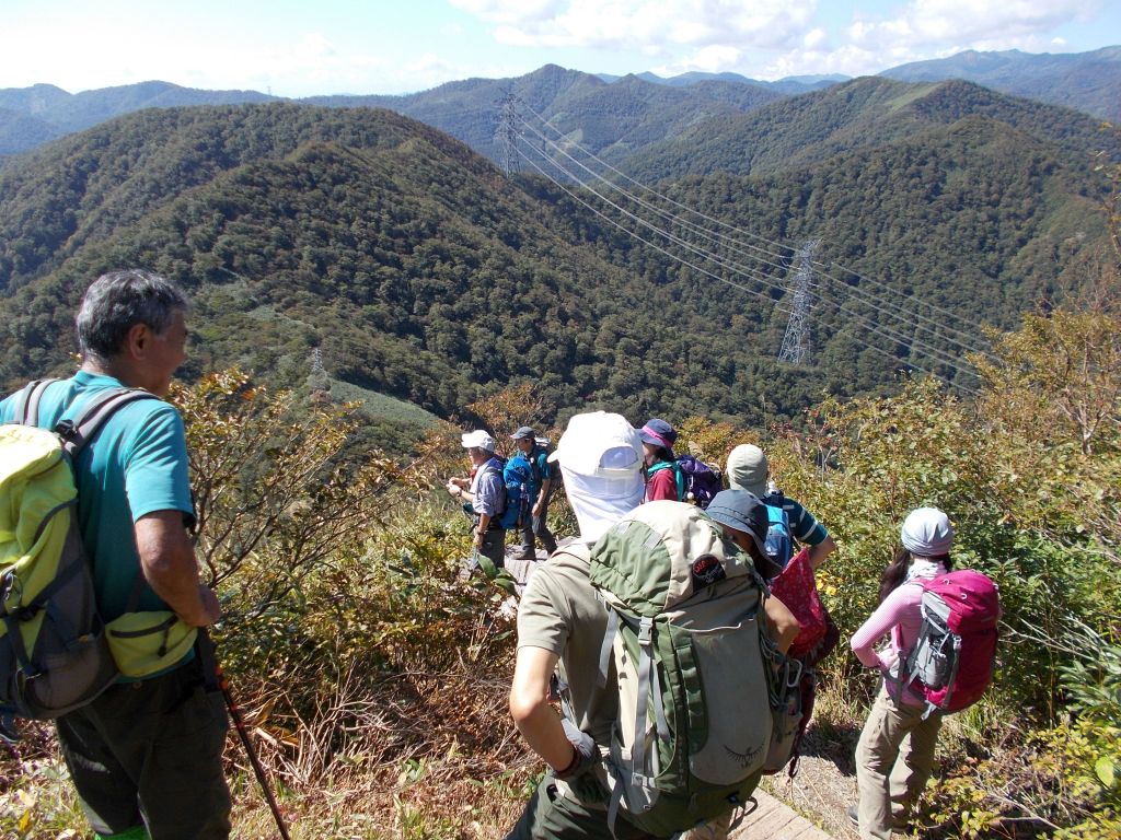 振り返ると遥かなる山並みが