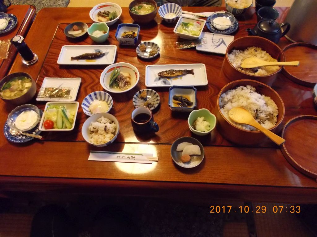 民宿松源の朝食、夕食は１６品で納まりきりませんでした