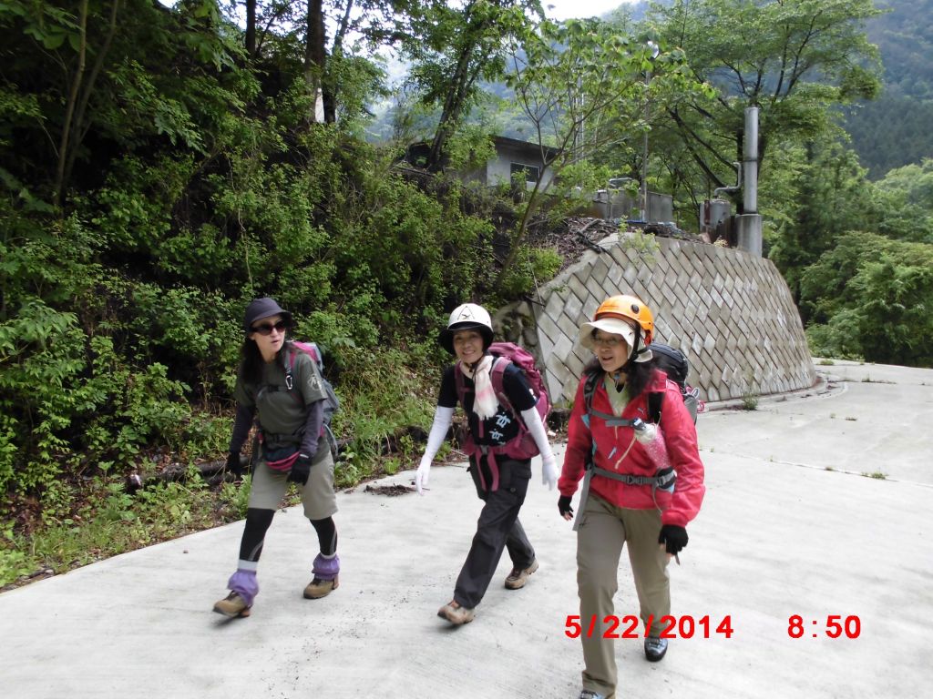 元気に登山開始