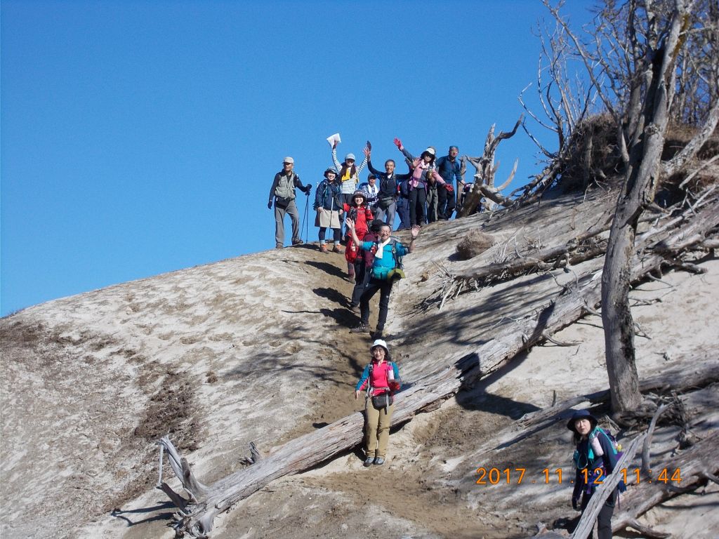 白砂の山頂に大喜び