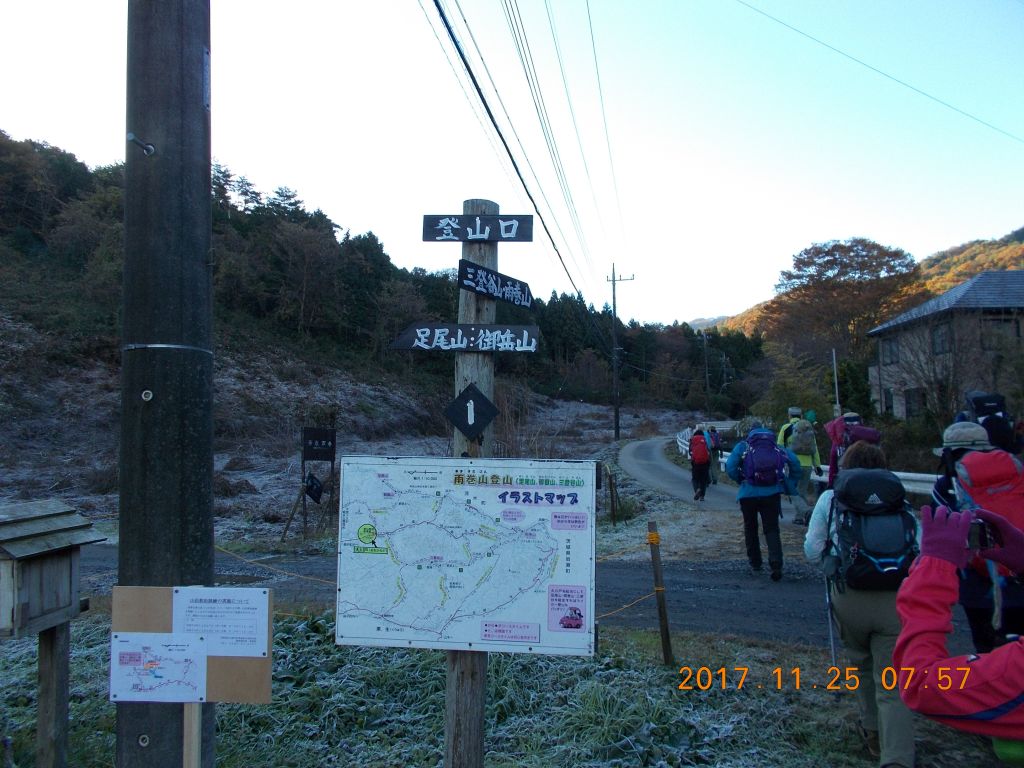 大川戸から雨巻山を目指します