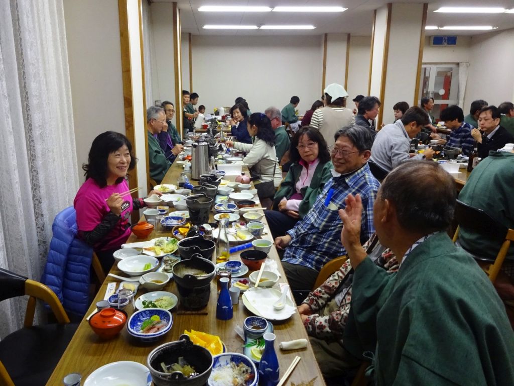 楽しい夕食、岩魚の骨酒で話も弾みます