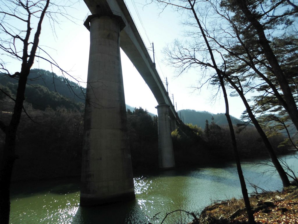 翌日、野岩鉄道の鉄道今日の下、朝日に輝く水面