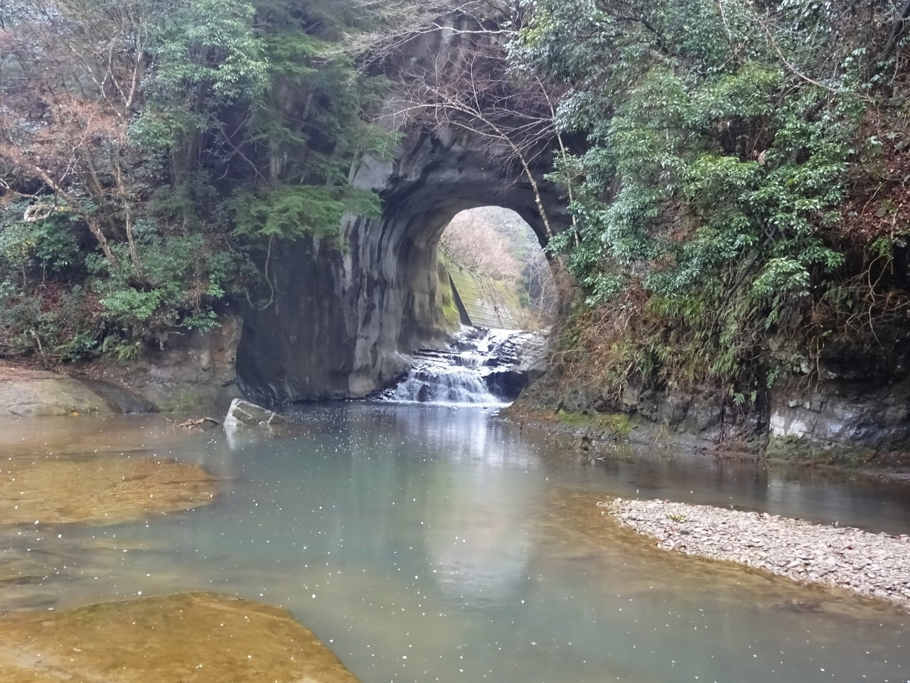 これが話題の濃溝の滝、残念ながらハートは見られず