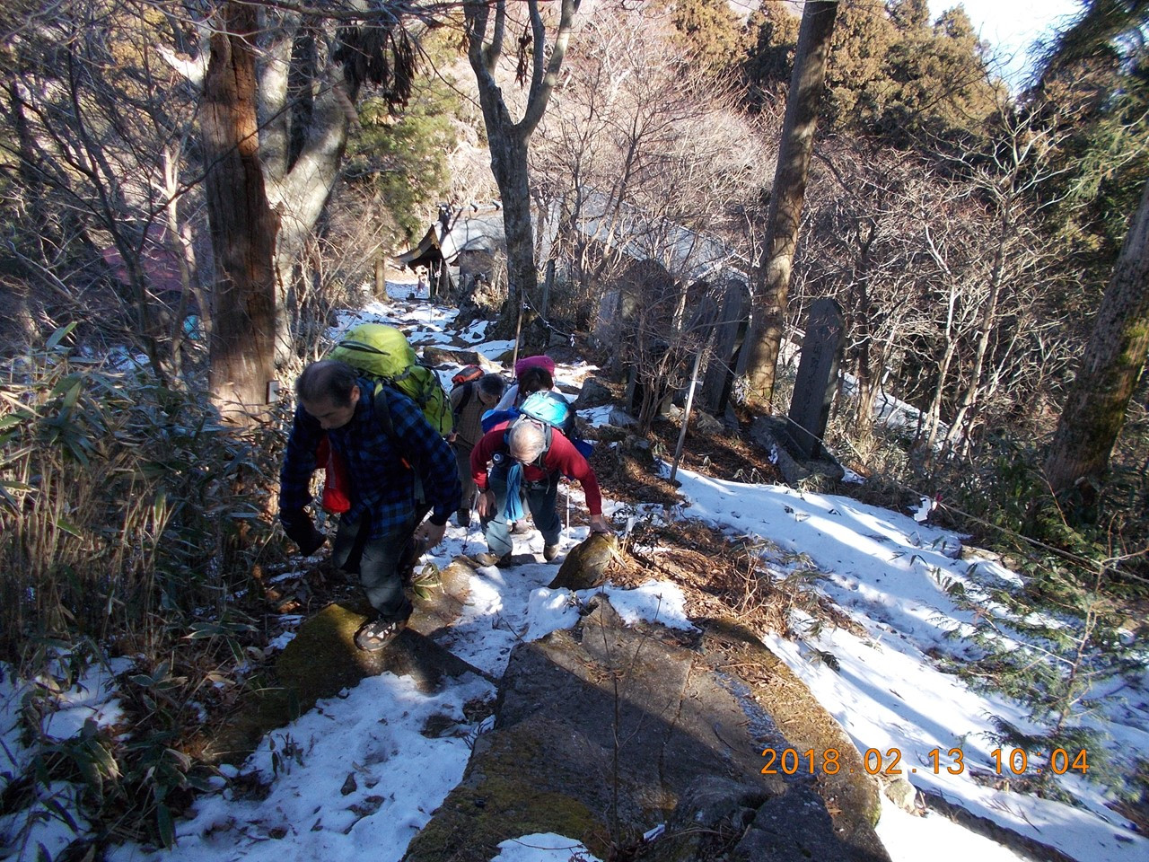 さらに登りつつけます、雪が凍っていて登り辛いです