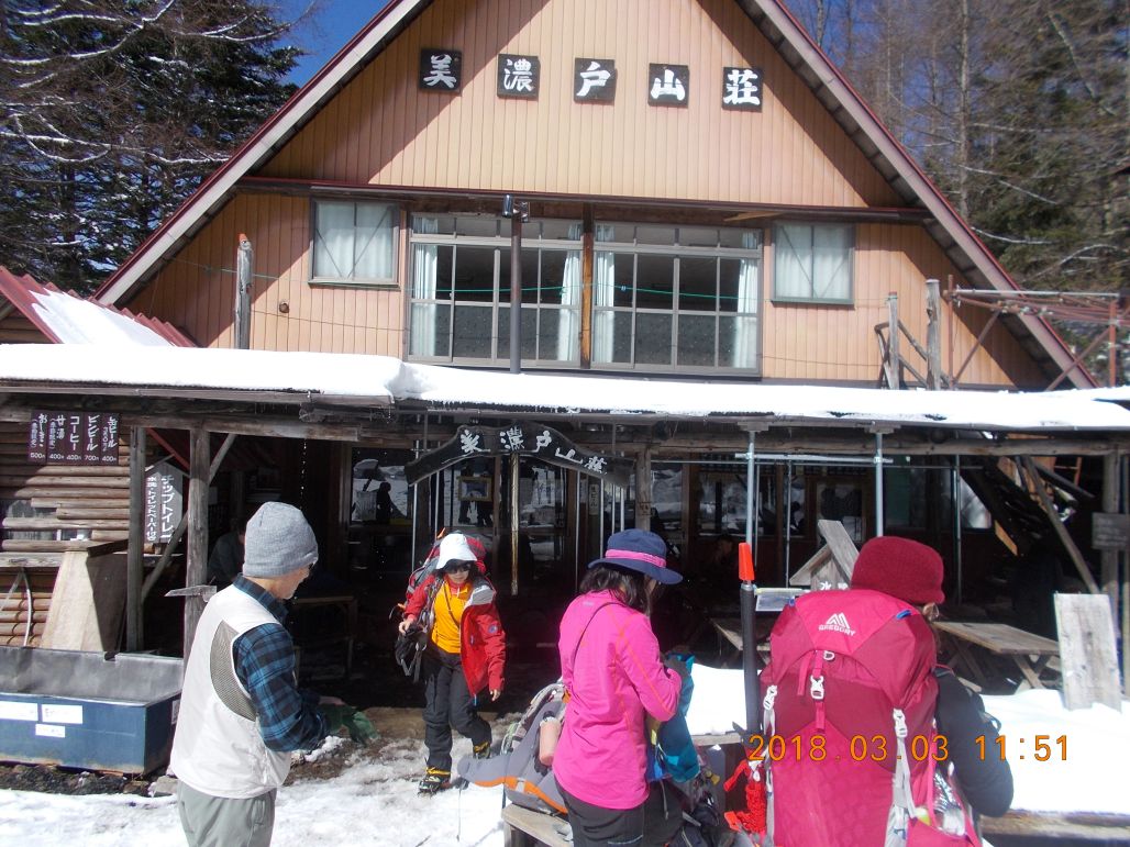 美濃戸山荘で出発準備、今年は例年より雪が少なそうです