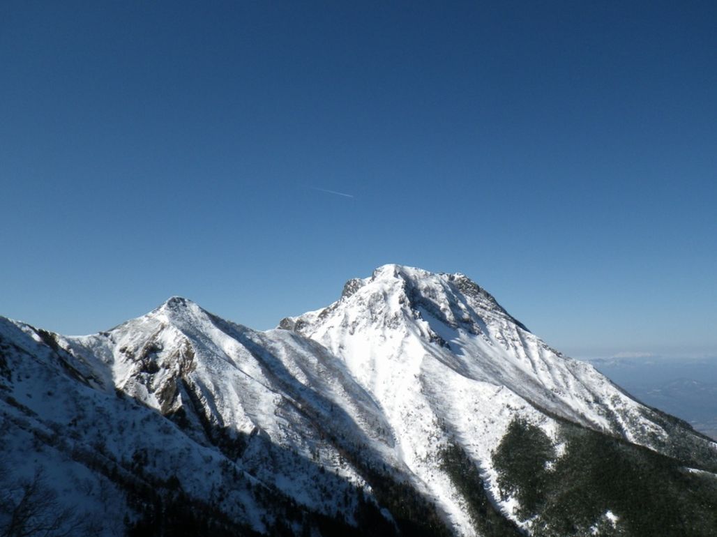 振り返ると朝日に輝く阿弥陀岳が