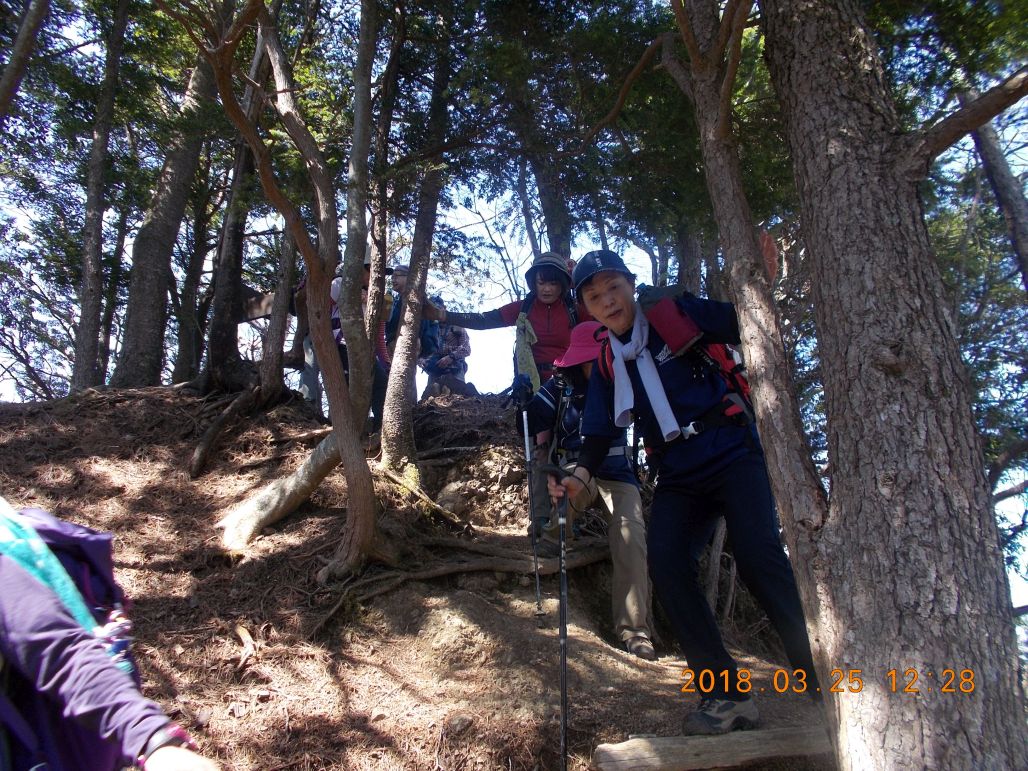 下山道もなかなかきびしー！