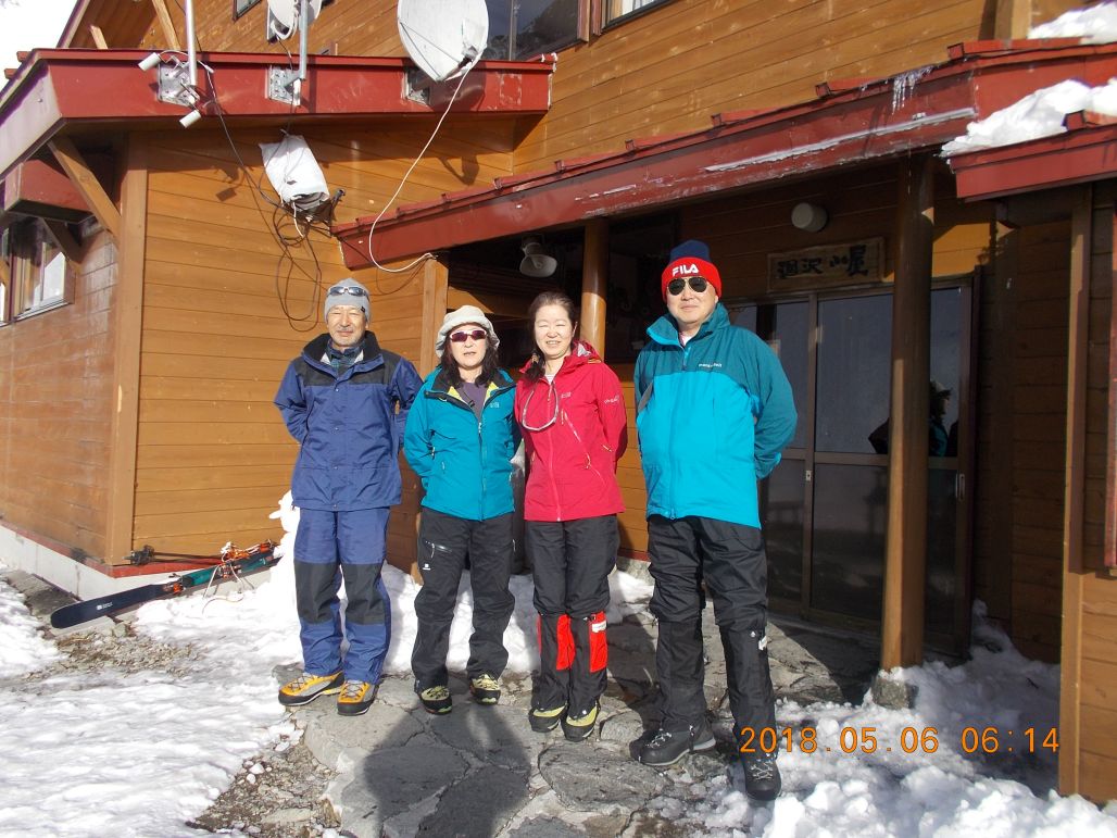 残念ながら下山です、小屋前で集合写真