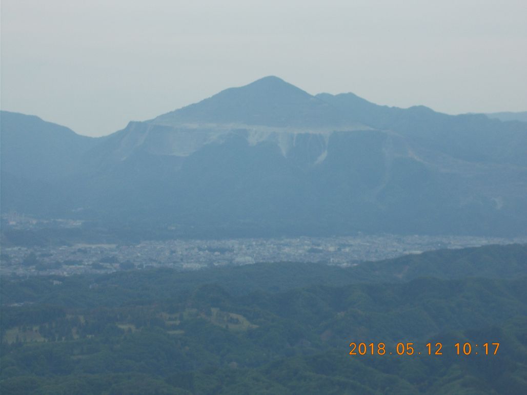 遠くに武甲山が見えます