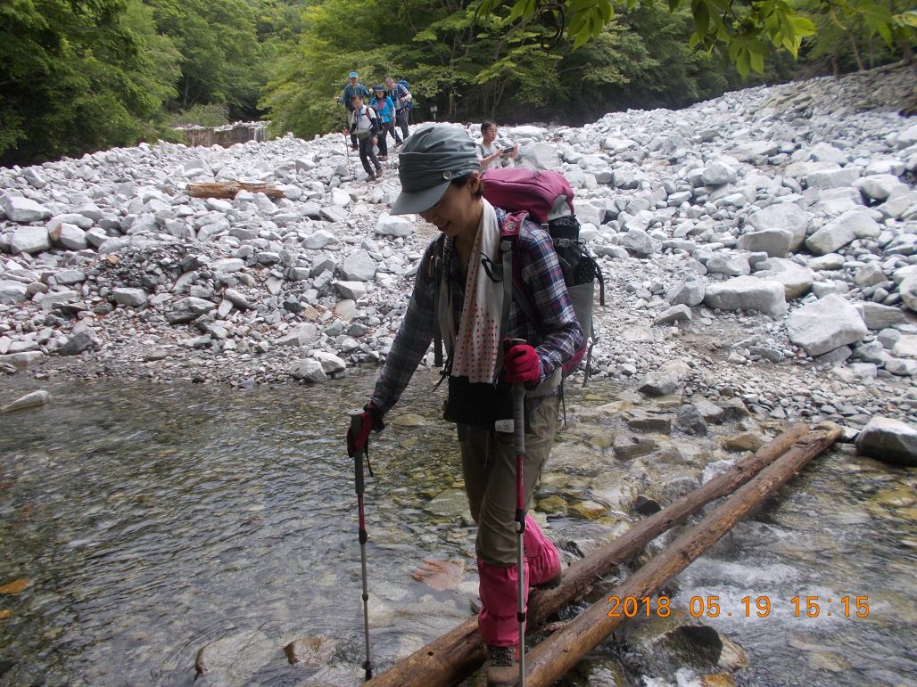 川を渡って、長かった登山も終了真近です