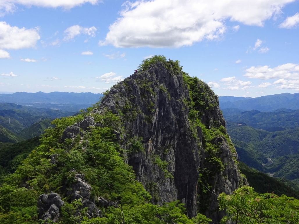 この切れ落ちた痩せ尾根が登山道