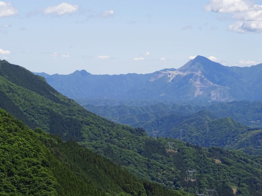 遠くに武甲山が見えます