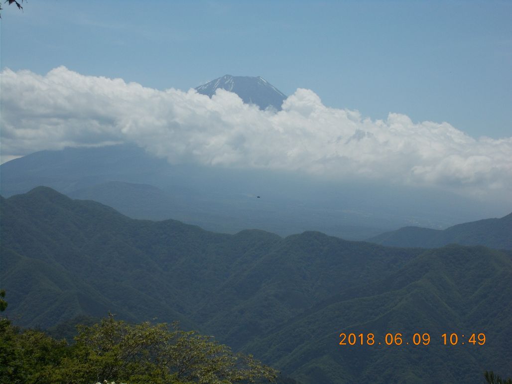 富士山が雲の上に顔を出しました