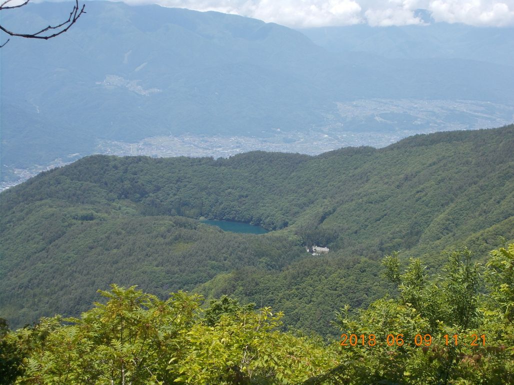 眼下には四尾連湖が見えます