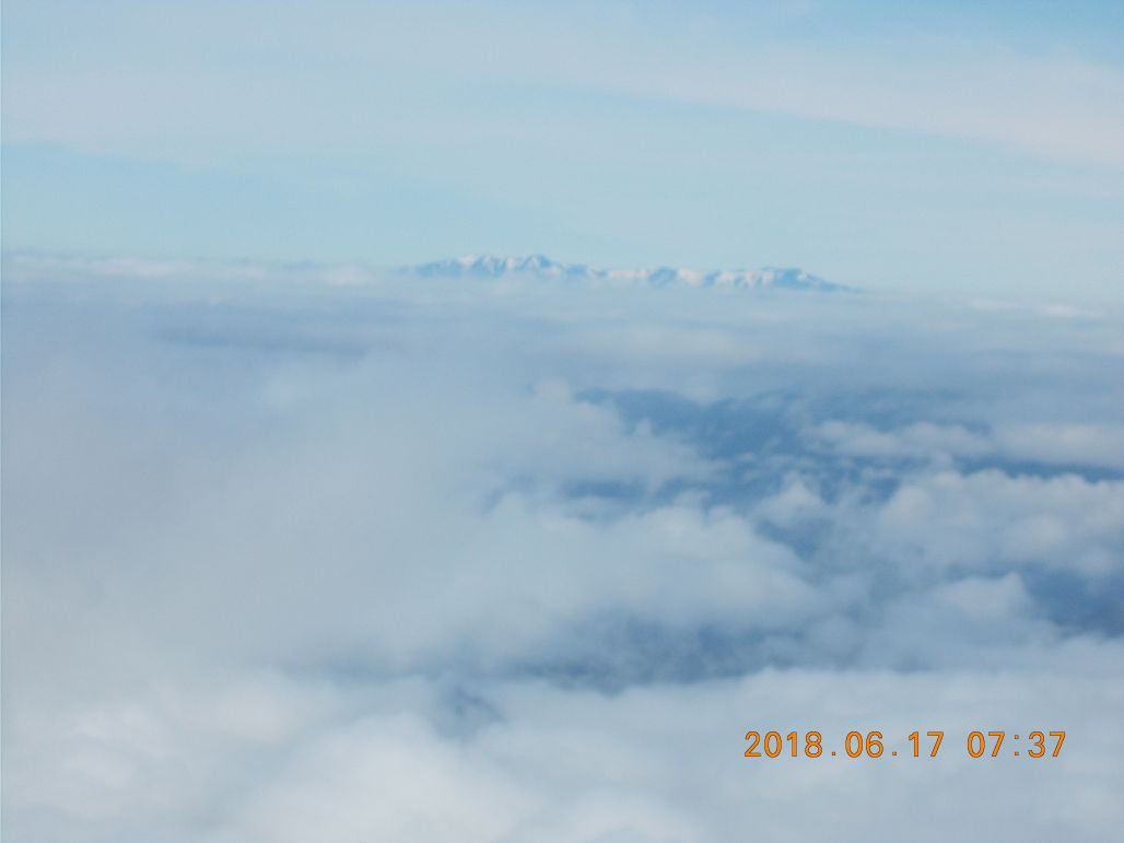 雲海の向こうに飯豊山脈が見えました