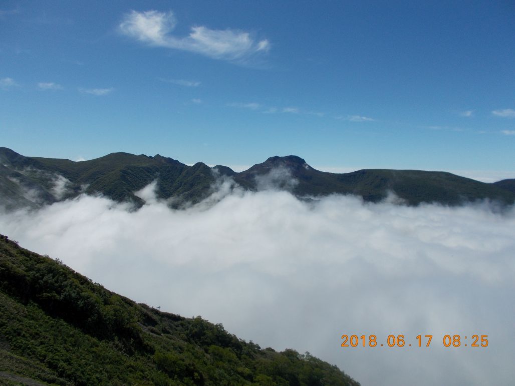 昨日歩いた山並みが見えました