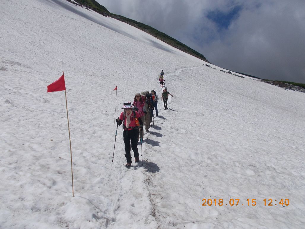 雪渓を越えて内蔵助山荘へ向かいます