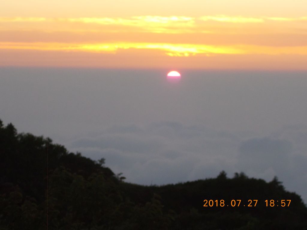 朝日小屋から日本海に沈む夕日を眺めます