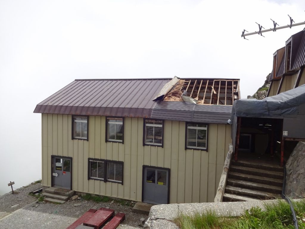 （２９）台風で白馬山頂宿舎の屋根が飛んでいました