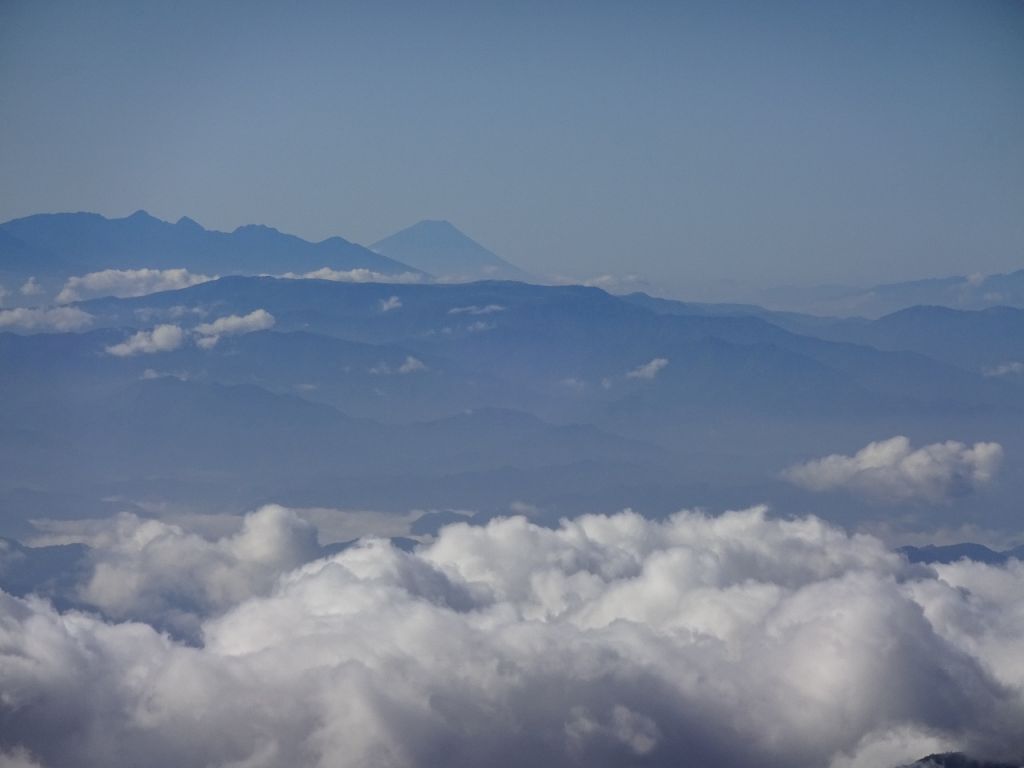 雲海の向こうに八ヶ岳と富士山が見えます