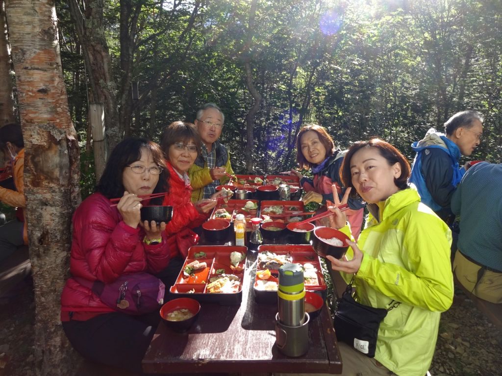 なんと夕食は全員外のテーブルで食べます