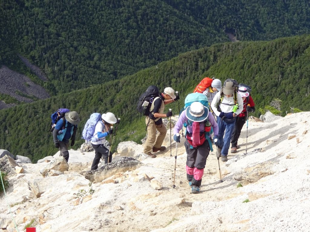 白いザレ場を黙々と登ります