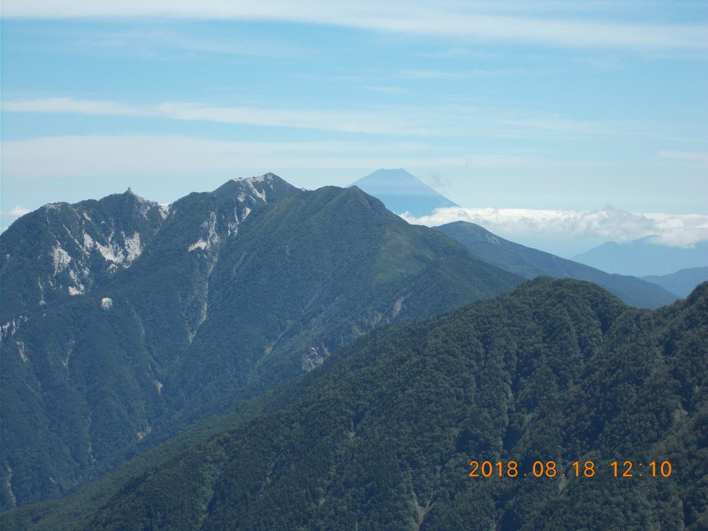 地蔵のオベリスク、その向こうに富士山