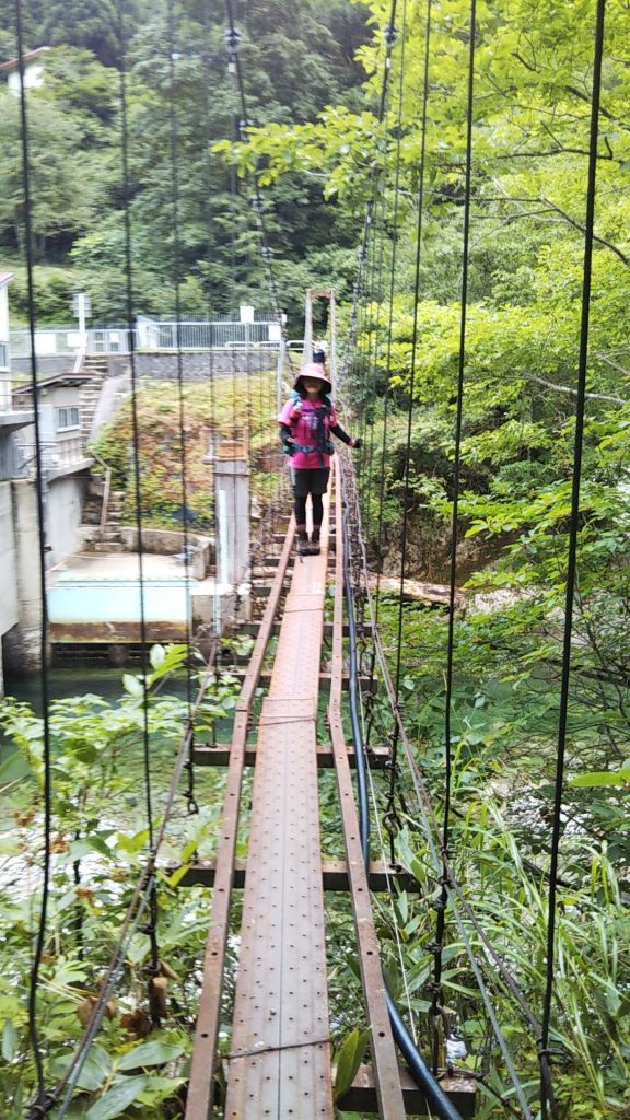 最初の吊橋、後４つ渡ります