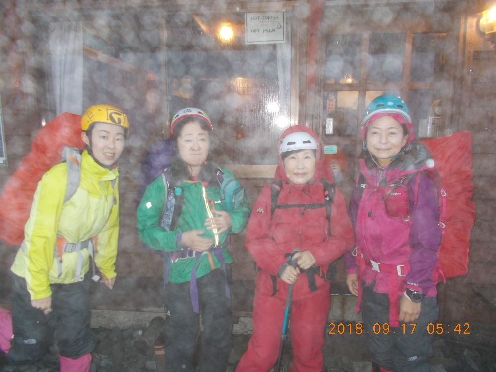 （１７）雨の中、北穂山荘を出発します