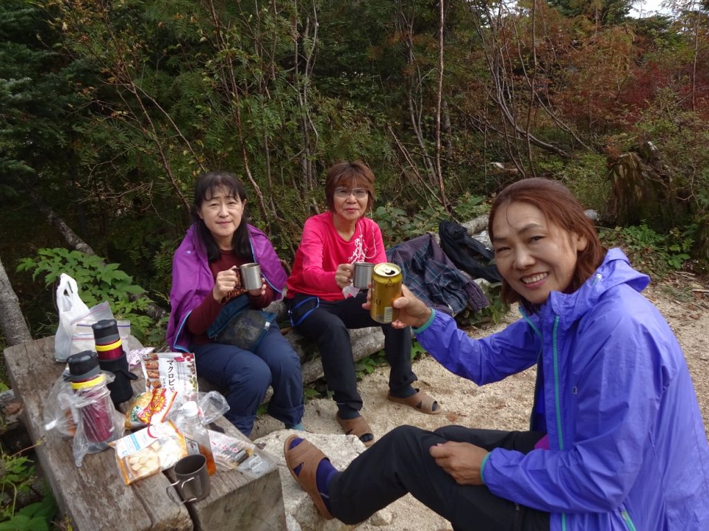 越百小屋の前で完走を祝し乾杯！