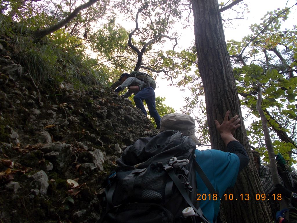 急な岩場の登りが続きます