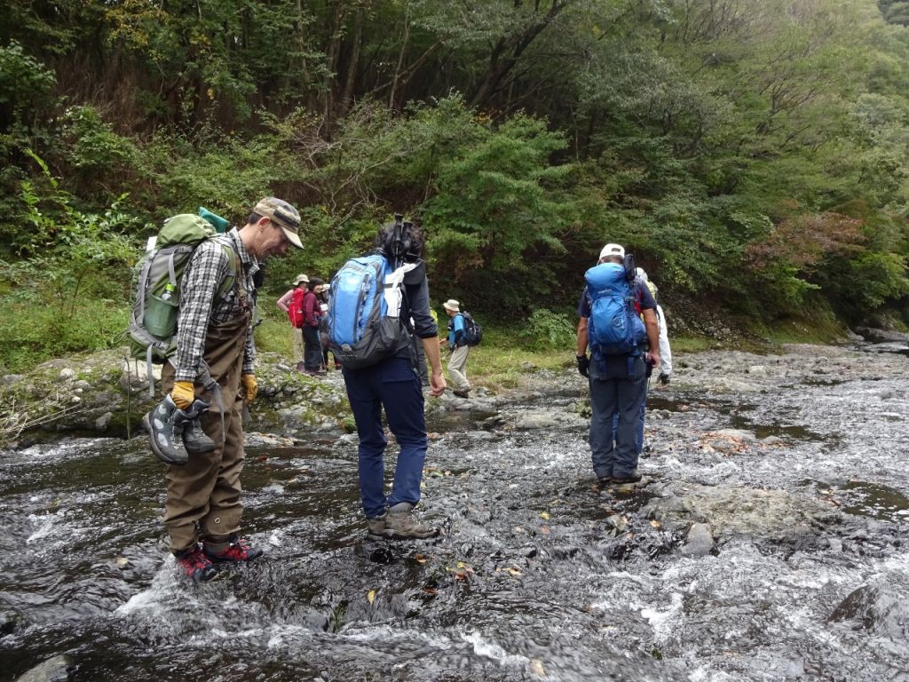 滝上の川を渡渉します