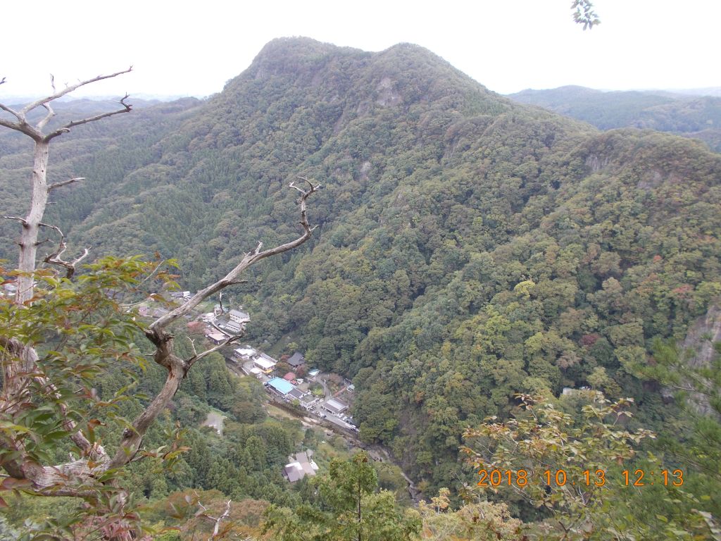 生瀬富士を対岸から眺めます