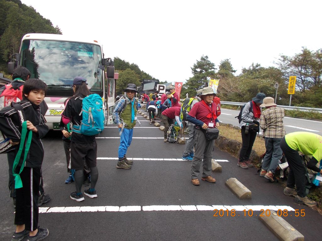 乙女峠バス停で登山準備